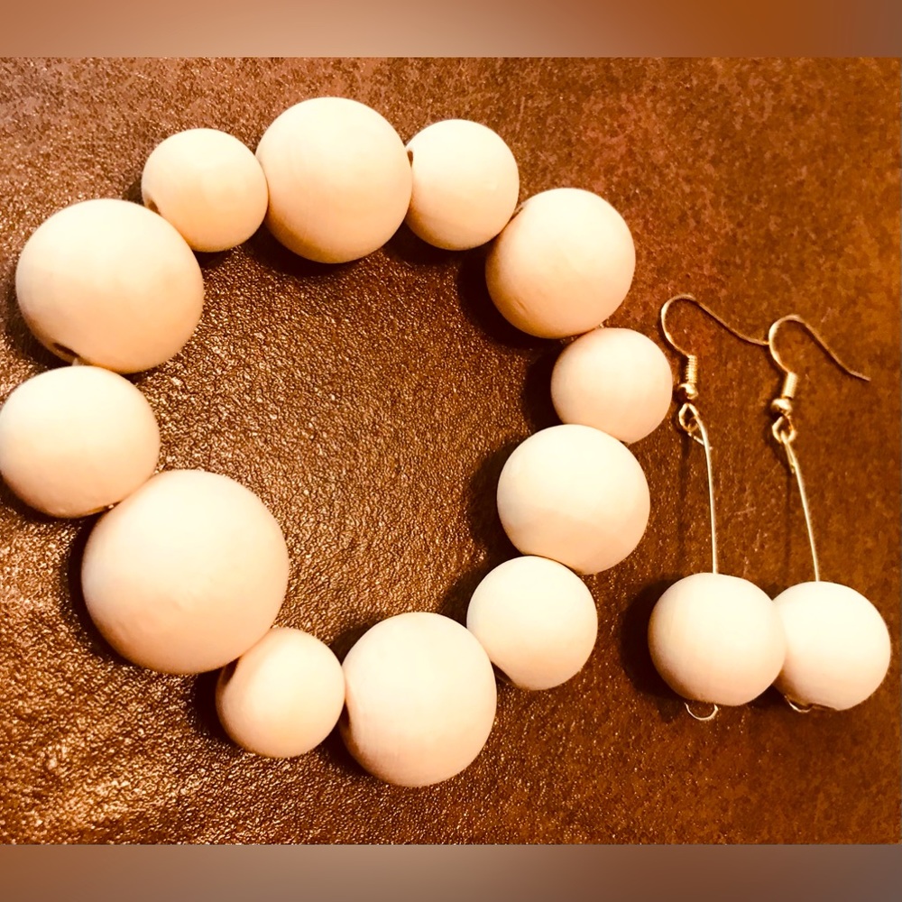 NATURAL WOOD BEADED BRACELET AND EARRINGS SET